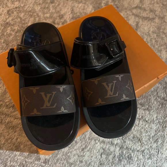 Louis Vuitton Woman Sandals - Picture 2 of 2